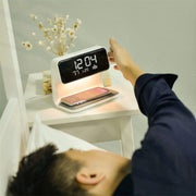 Lámpara de noche creativa 3 en 1 con carga inalámbrica y pantalla LCD, reloj despertador y cargador de teléfono inalámbrico.