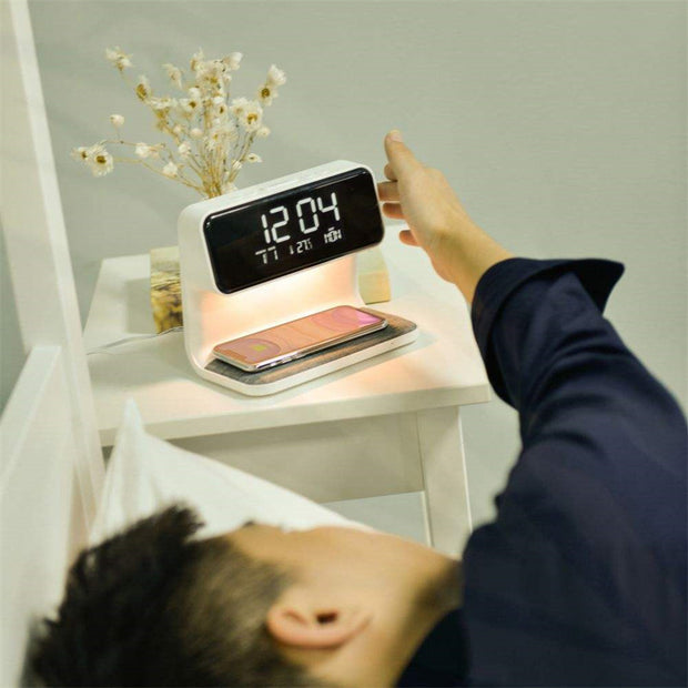 Lámpara de noche creativa 3 en 1 con carga inalámbrica y pantalla LCD, reloj despertador y cargador de teléfono inalámbrico.