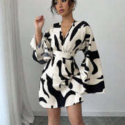 Nuevo vestido con escote en V, estampado abstracto, mangas acampanadas y cintura alta