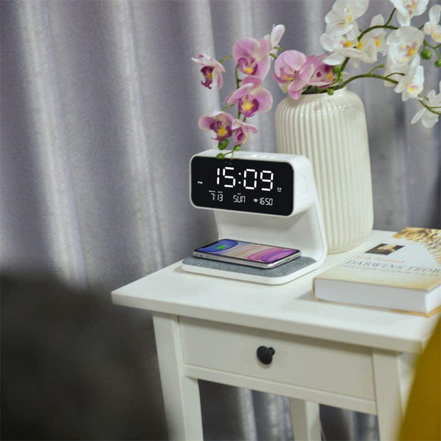 Lámpara de noche creativa 3 en 1 con carga inalámbrica y pantalla LCD, reloj despertador y cargador de teléfono inalámbrico.