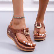 Sandalias de tiras para mujer, zapatos de cuña de tacón alto, chanclas, pantuflas decorativas de metal