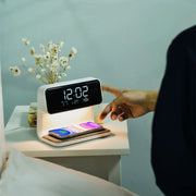 Lámpara de noche creativa 3 en 1 con carga inalámbrica y pantalla LCD, reloj despertador y cargador de teléfono inalámbrico.